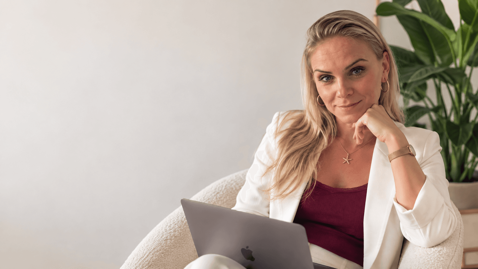 Portrait – sitzend im Sessel